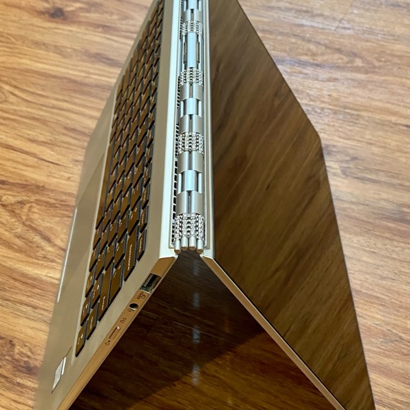 Lenovo Yoga 910 Convertible 16GB Memory 1TB Hard Drive 14" UHD Screen - Picture 5 of 6